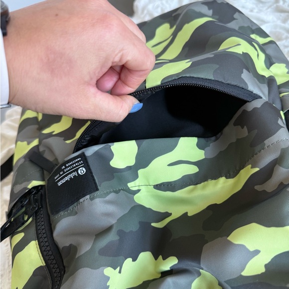 NWT - Lululemon Everyday Backpack 2.0 23L Heritage 365 Camo Green - Picture 14 of 15